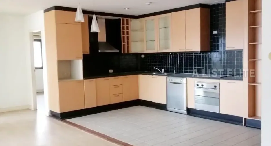 For sale 3 bedrooms condo in Khlong Toei, Bangkok