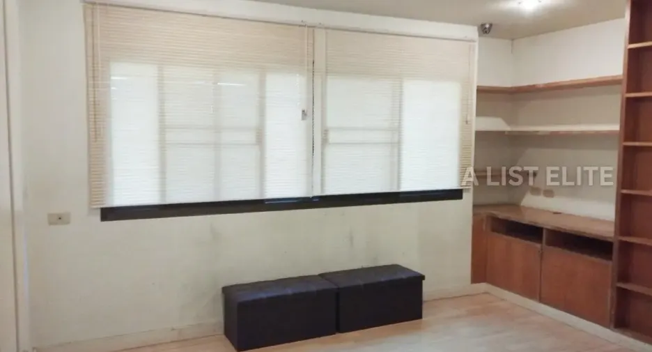For sale 3 bedrooms condo in Khlong Toei, Bangkok