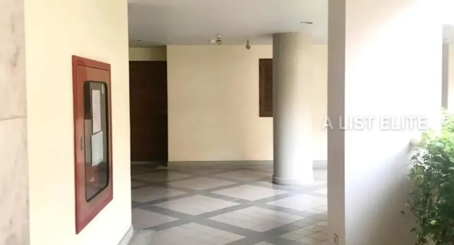 For sale 3 bedrooms condo in Khlong Toei, Bangkok