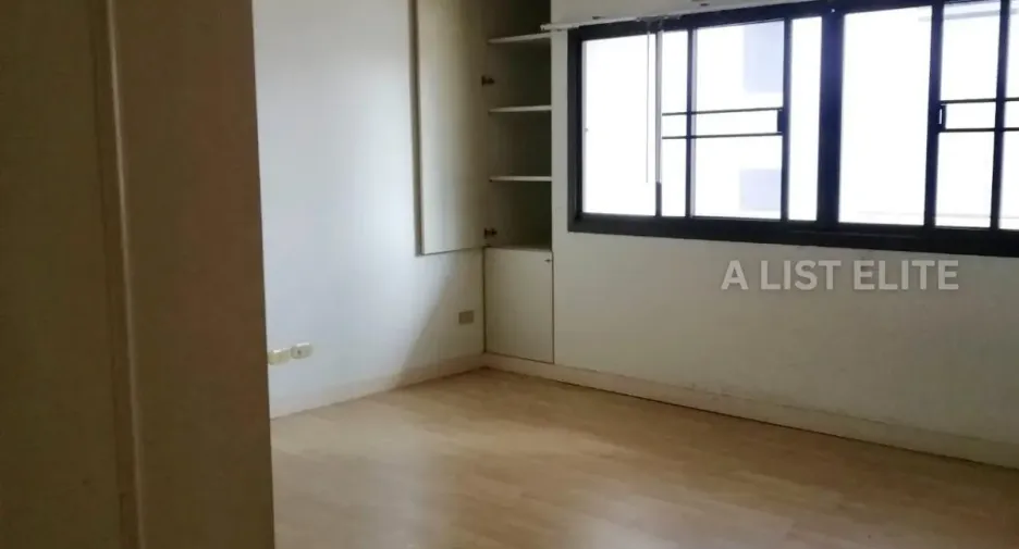 For sale 3 bedrooms condo in Khlong Toei, Bangkok