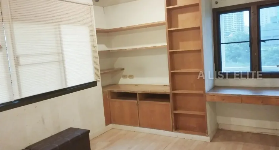 For sale 3 bedrooms condo in Khlong Toei, Bangkok