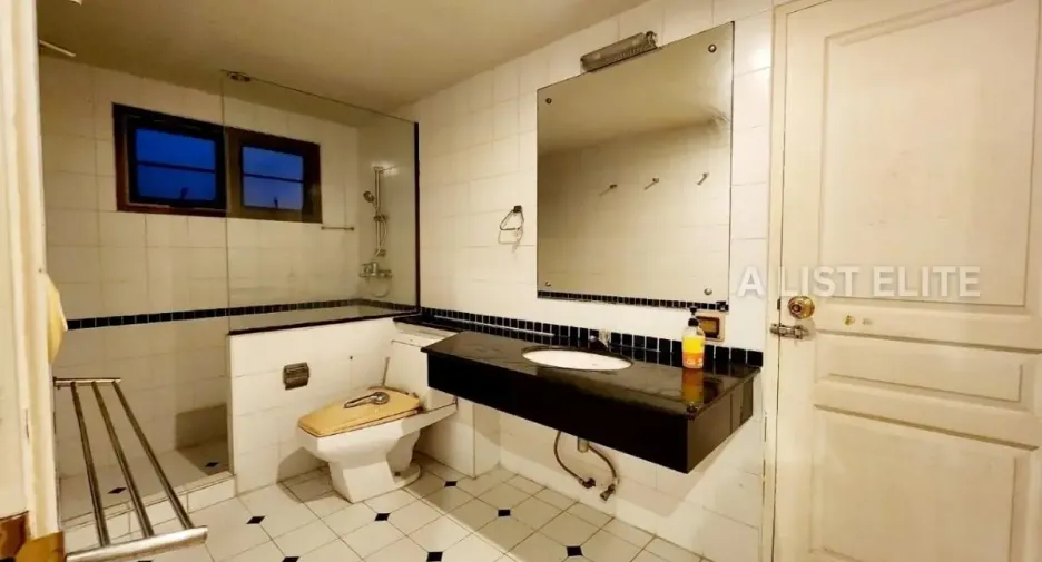 For sale 3 bedrooms condo in Khlong Toei, Bangkok