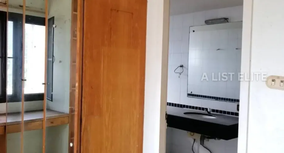 For sale 3 bedrooms condo in Khlong Toei, Bangkok