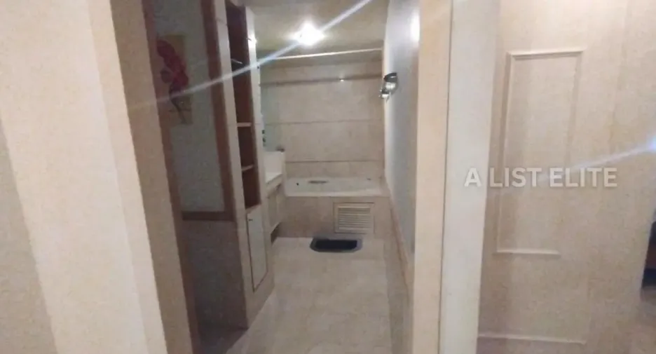 For sale 3 bedrooms condo in Khlong Toei, Bangkok