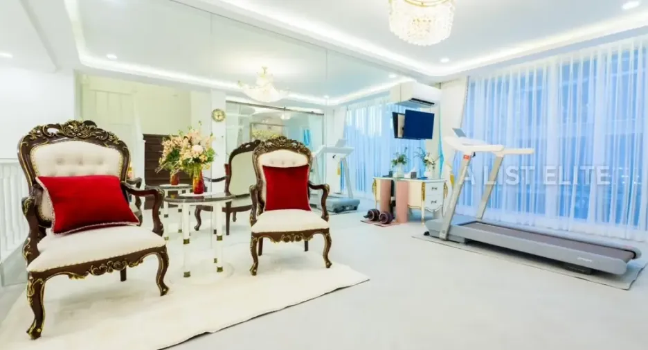 À louer 4 chambres condo à Lat Phrao, Bangkok