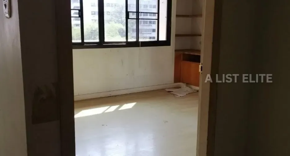 For sale 3 bedrooms condo in Khlong Toei, Bangkok