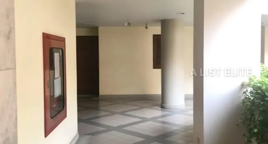 For sale 3 bedrooms condo in Khlong Toei, Bangkok