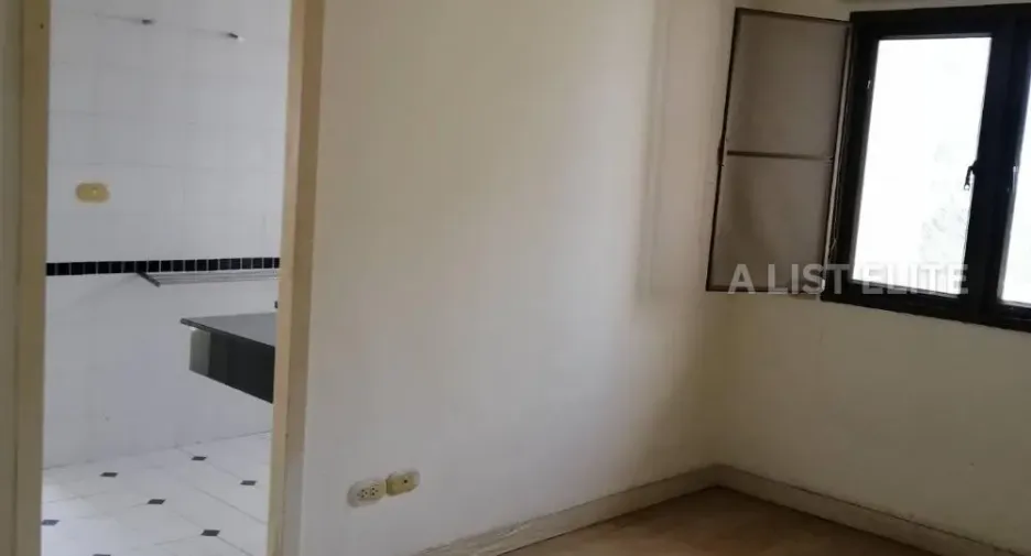 For sale 3 bedrooms condo in Khlong Toei, Bangkok