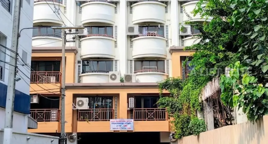 For sale 3 bedrooms condo in Khlong Toei, Bangkok