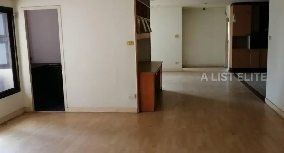 For sale 3 bedrooms condo in Khlong Toei, Bangkok