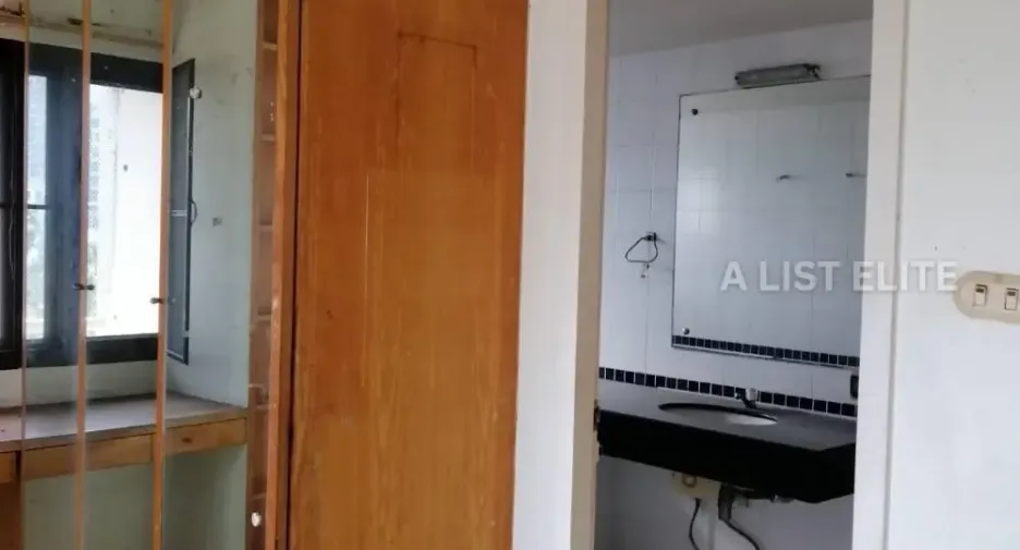 For sale 3 bedrooms condo in Khlong Toei, Bangkok