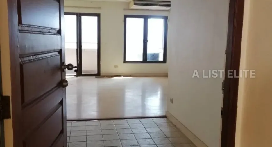 For sale 3 bedrooms condo in Khlong Toei, Bangkok