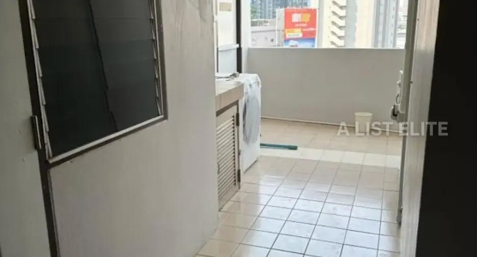 For sale 3 bedrooms condo in Watthana, Bangkok