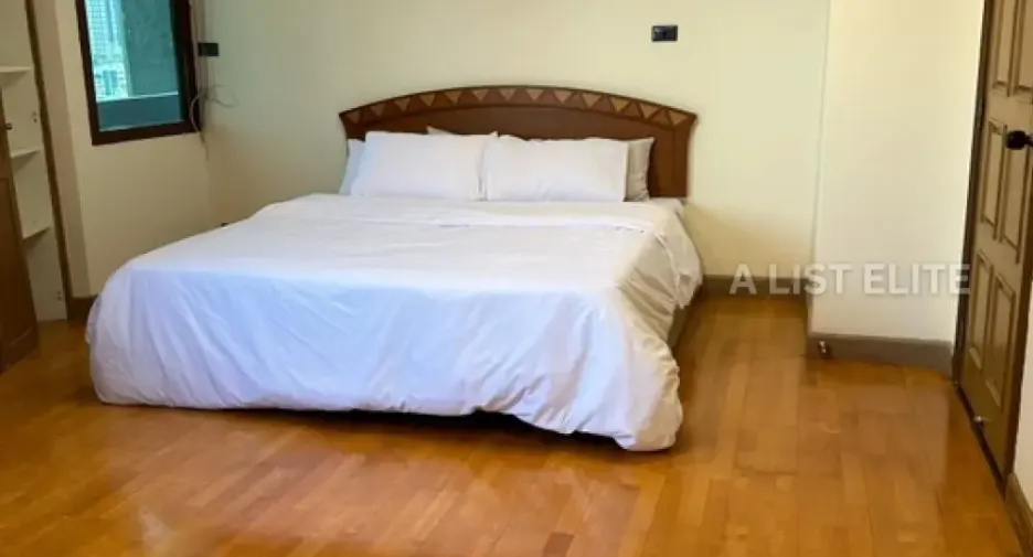 For sale 3 bedrooms condo in Watthana, Bangkok