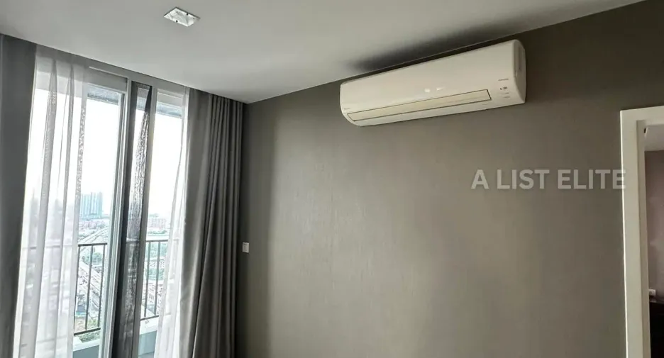 For rent 3 bedrooms condo in Mueang Samut Prakan, Samut Prakan