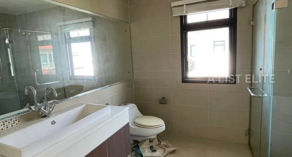 For sale 4 bedrooms house in Mueang Nonthaburi, Nonthaburi