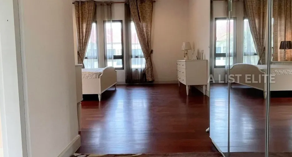 For sale 4 bedrooms house in Mueang Nonthaburi, Nonthaburi