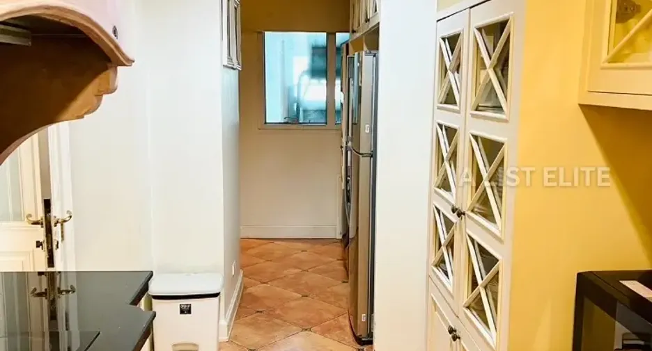 For rent 3 bedrooms condo in Yan Nawa, Bangkok