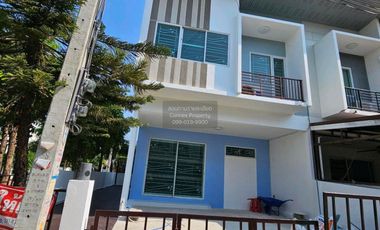 Casa adosada en venta de 3 habitaciones en Mueang Samut Prakan, Samut Prakan