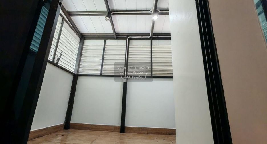 For sale 3 bedrooms townhouse in Bang Kapi, Bangkok
