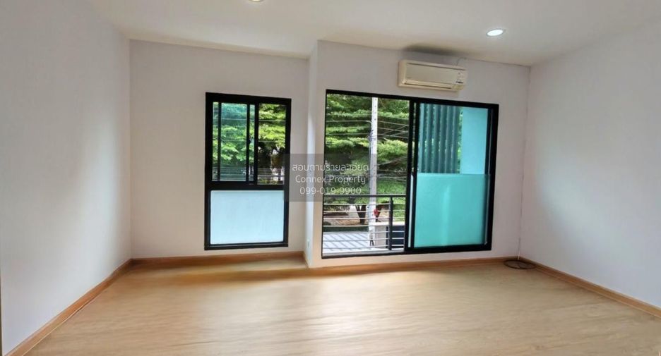 For sale 3 bedrooms townhouse in Bang Kapi, Bangkok