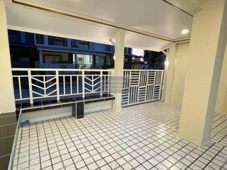Casa adosada en venta de 3 habitaciones en Sai Noi, Nonthaburi