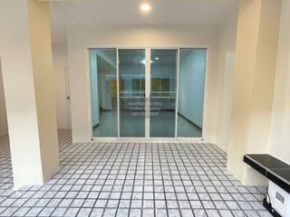 Casa adosada en venta de 3 habitaciones en Sai Noi, Nonthaburi