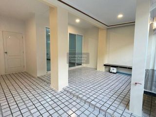 Casa adosada en venta de 3 habitaciones en Sai Noi, Nonthaburi