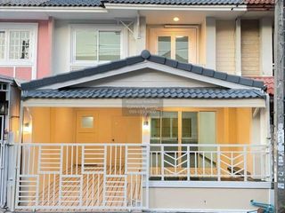 Casa adosada en venta de 3 habitaciones en Sai Noi, Nonthaburi