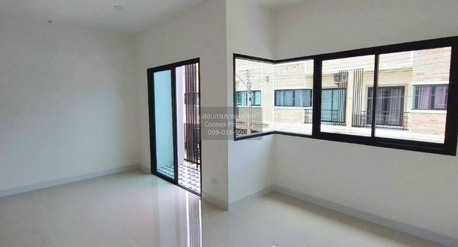 Casa adosada en venta de 3 habitaciones en Krathum Baen, Samut Sakhon