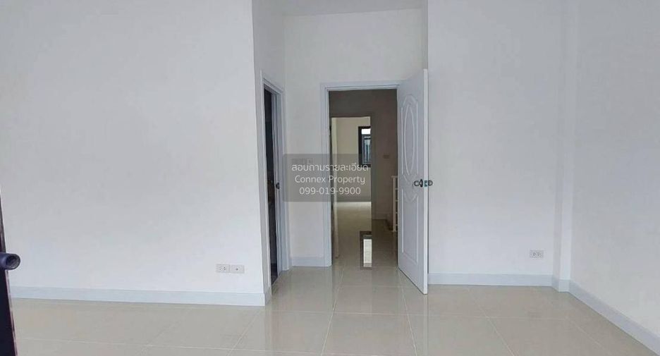 Casa adosada en venta de 3 habitaciones en Krathum Baen, Samut Sakhon