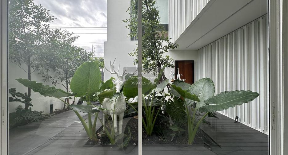 For rent 3 bedrooms townhouse in Wang Thonglang, Bangkok