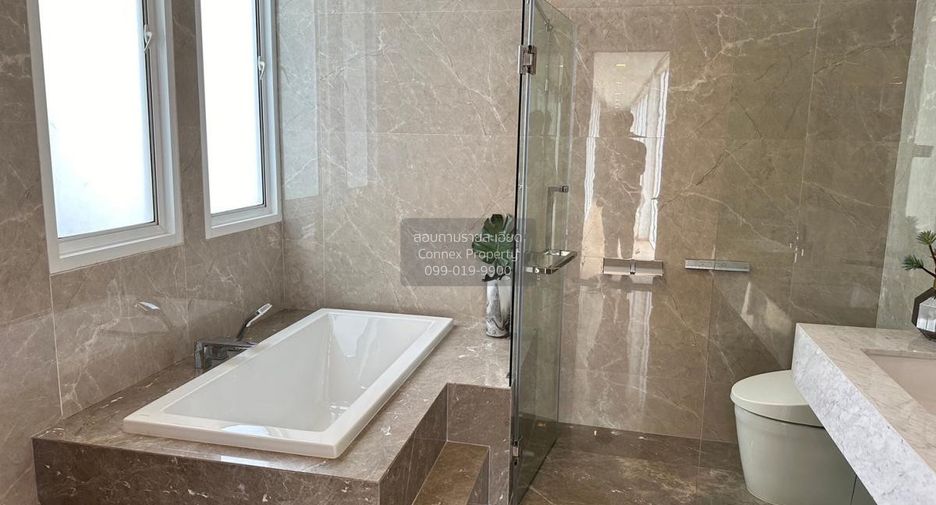 For rent 3 bedrooms townhouse in Wang Thonglang, Bangkok