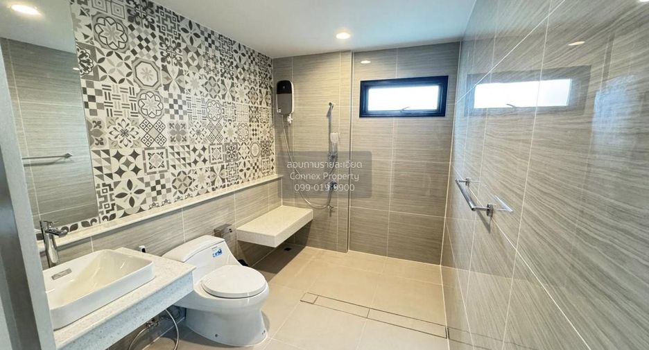 Casa en alquiler de 5 habitaciones en Khlong Sam Wa, Bangkok