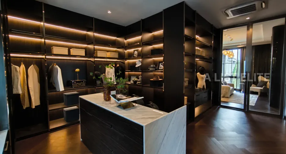 For sale 6 bedrooms house in Thawi Watthana, Bangkok