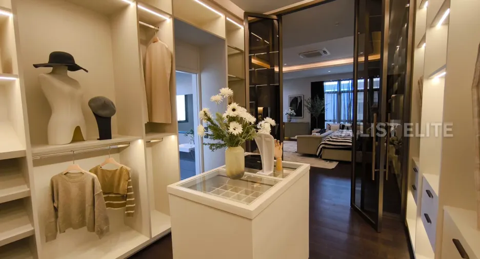 For sale 5 bedrooms house in Thawi Watthana, Bangkok