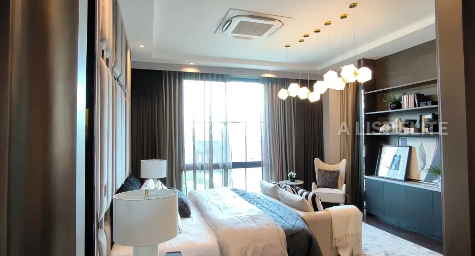 For sale 5 bedrooms house in Thawi Watthana, Bangkok