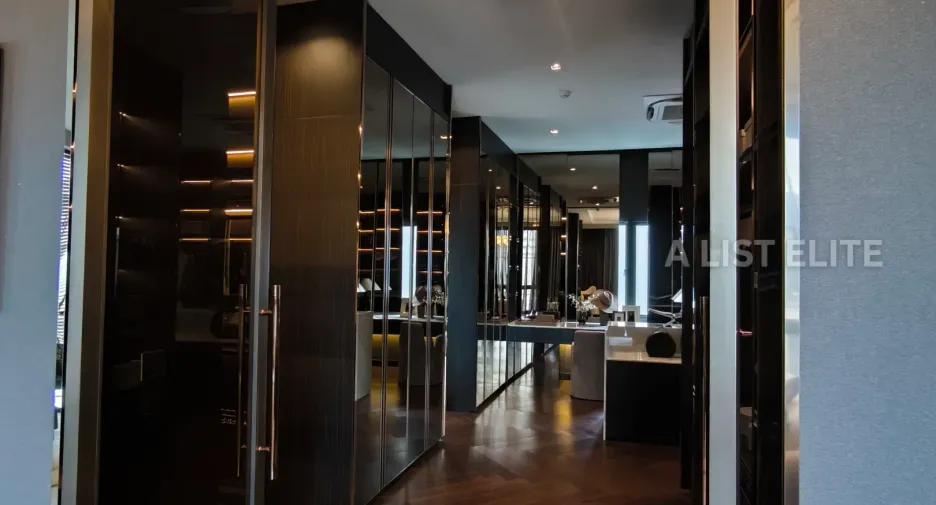 For sale 5 bedrooms house in Thawi Watthana, Bangkok
