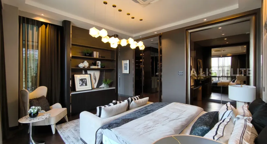 For sale 5 bedrooms house in Thawi Watthana, Bangkok