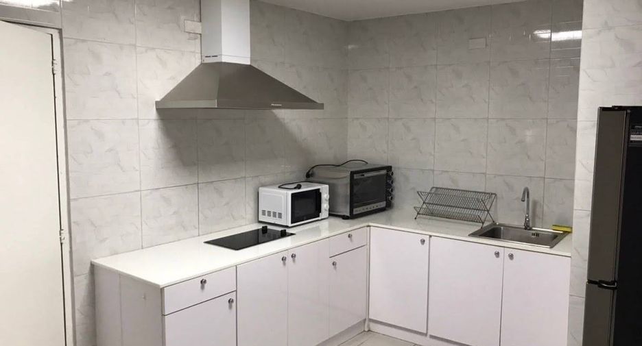 For rent 3 bedrooms condo in Khlong Toei, Bangkok