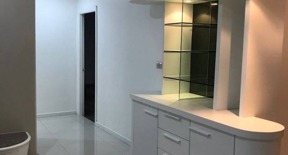 For rent 3 bedrooms condo in Khlong Toei, Bangkok