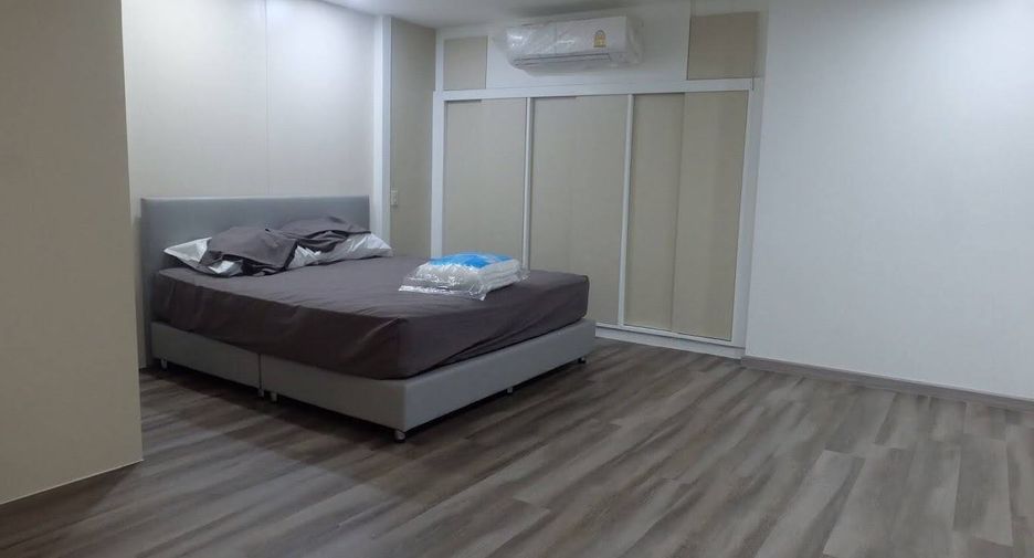 For rent 3 bedrooms condo in Khlong Toei, Bangkok