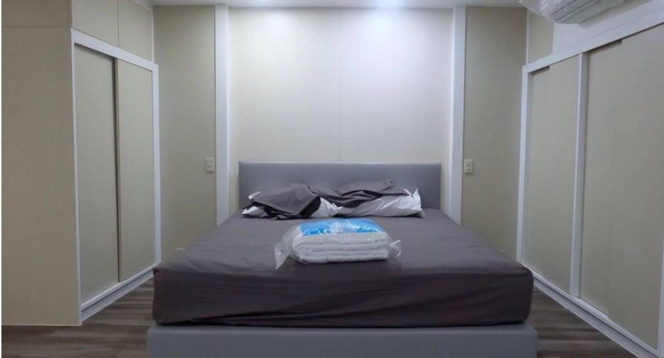 For rent 3 bedrooms condo in Khlong Toei, Bangkok