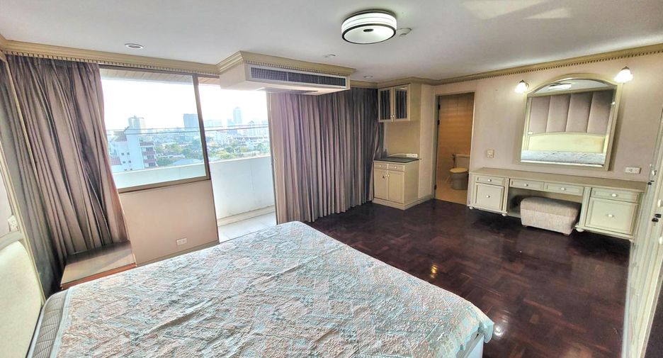 For rent 3 bedrooms condo in Watthana, Bangkok