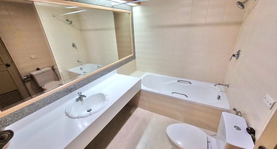 For rent 3 bedrooms condo in Watthana, Bangkok