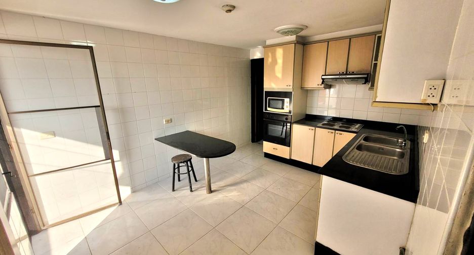 For rent 3 bedrooms condo in Watthana, Bangkok