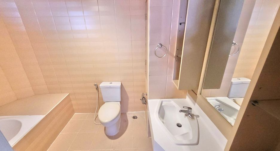 For rent 3 bedrooms condo in Watthana, Bangkok