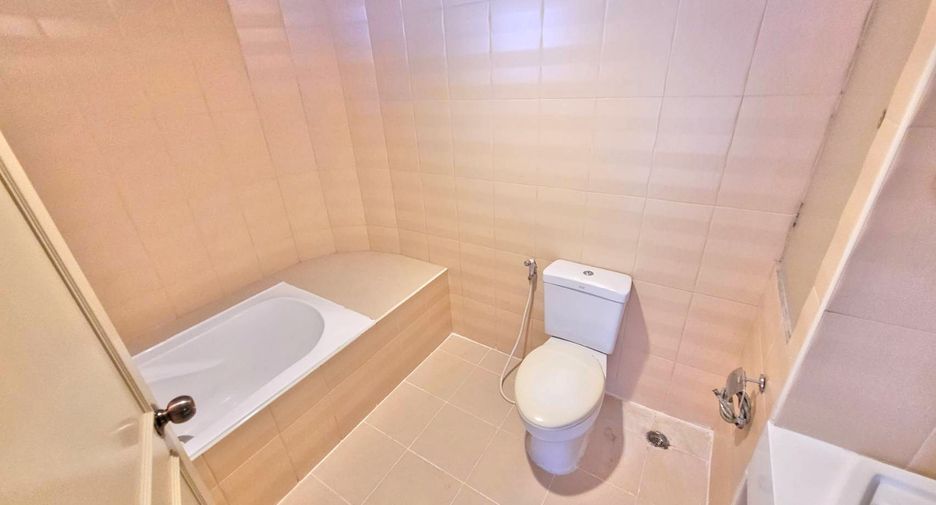 For rent 3 bedrooms condo in Watthana, Bangkok