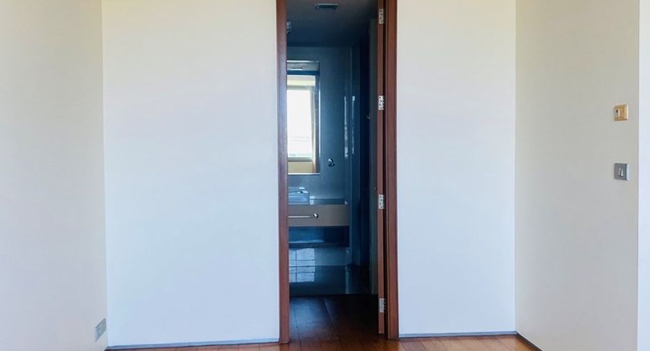 For sale 3 bedrooms condo in Khlong Toei, Bangkok