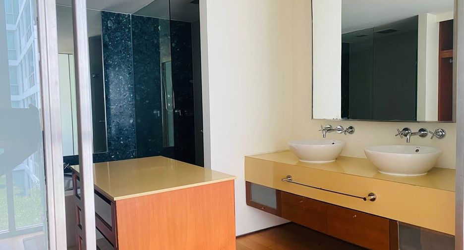 For sale 3 bedrooms condo in Khlong Toei, Bangkok